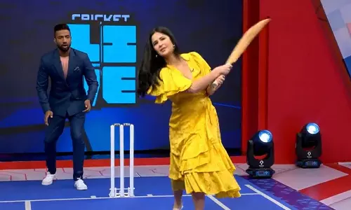 ഹർഭജന്റെ പന്തിൽ സിക്സറടിച്ച് കത്രീന കൈഫ്; വീഡിയോ ഹർഭജന്റെ പന്തിൽ സിക്സറടിച്ച് കത്രീന കൈഫ്; വീഡിയോ