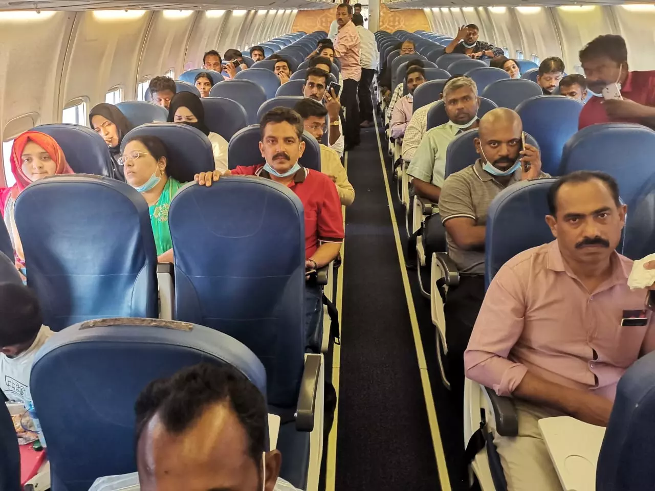 വിമാനം തിരിച്ചിറക്കിയതിനെ തുടർന്ന്   യാത്ര മുടങ്ങിയവരെ നാട്ടിലെത്തിച്ചു