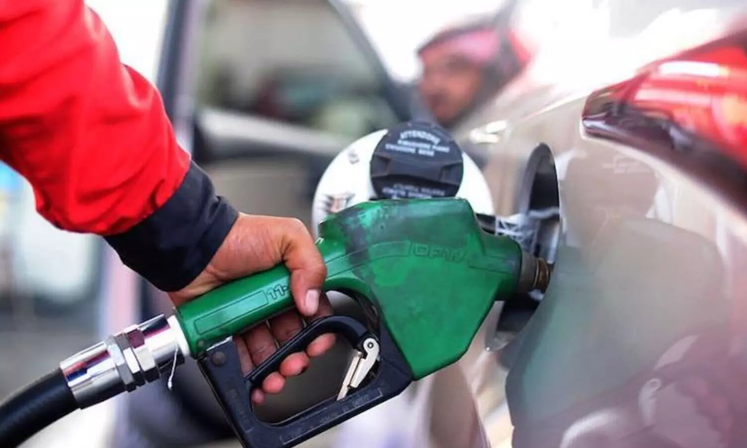 യു എ ഇയിൽ നാളെ മുതൽ ഇന്ധനവില ഉയരും; പെട്രോൾ വില 29 ഫിൽസ് വരെ വർധിക്കും