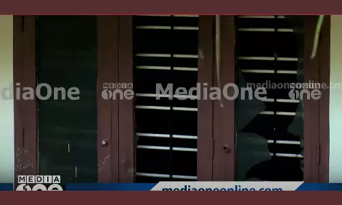 ഗ്രീഷ്മയുടെ വീടിന് നേരെ കല്ലേറ്; ജനൽ ചില്ലുകൾ തകർന്നു ഗ്രീഷ്മയുടെ വീടിന് നേരെ കല്ലേറ്; ജനൽ ചില്ലുകൾ തകർന്നു