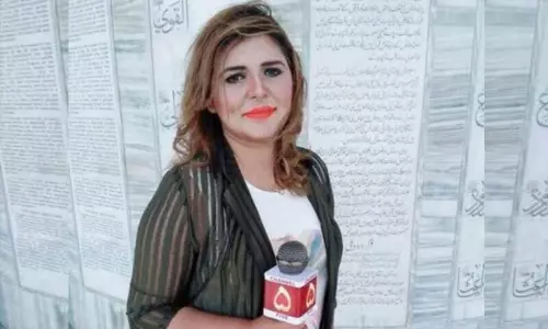 ഇമ്രാന്‍ ഖാന്‍റെ ലോംഗ് മാര്‍ച്ചിനിടെ മാധ്യമപ്രവര്‍ത്തക കൊല്ലപ്പെട്ടു; അഭിമുഖത്തിനിടെ കണ്ടെയ്നറില്‍ നിന്നും വീണാണ് അപകടം