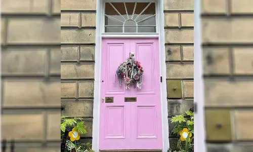 മുൻവാതിലിന് പിങ്ക് പെയിന്റടിച്ചതിന് യുവതിക്ക് 19 ലക്ഷം രൂപ പിഴ