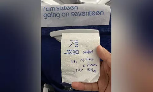 വിമാന യാത്രക്കിടെ സ്‌കോർ എത്രയായെന്ന് യാത്രക്കാരൻ; കുറിപ്പടി നൽകി പൈലറ്റിന്റെ മറുപടി