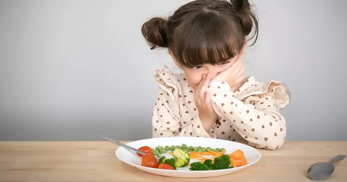 മൊബൈലിൽ പാട്ടുവെക്കേണ്ട, കണ്ണുരുട്ടേണ്ട...... കുഞ്ഞുങ്ങളെ ഭക്ഷണം കഴിപ്പിക്കാൻ എളുപ്പവഴികളുണ്ട് മൊബൈലിൽ പാട്ടുവെക്കേണ്ട, കണ്ണുരുട്ടേണ്ട...... കുഞ്ഞുങ്ങളെ ഭക്ഷണം കഴിപ്പിക്കാൻ എളുപ്പവഴികളുണ്ട്