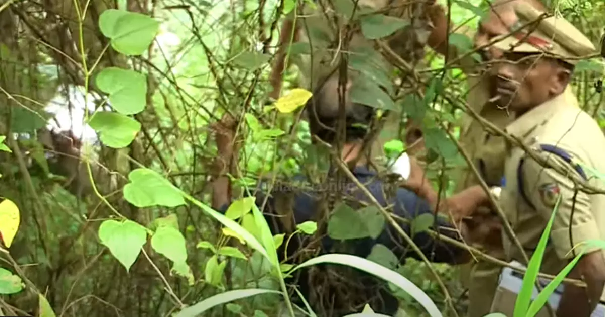 ഷാരോണ് കൊലക്കേസ്: വിഷക്കുപ്പി കണ്ടെത്തി, കുപ്പി ഒളിപ്പിച്ചത് ഗ്രീഷ്മയുടെ അമ്മാവനെന്ന് പൊലീസ് ഷാരോണ് കൊലക്കേസ്: വിഷക്കുപ്പി കണ്ടെത്തി, കുപ്പി ഒളിപ്പിച്ചത് ഗ്രീഷ്മയുടെ അമ്മാവനെന്ന് പൊലീസ്