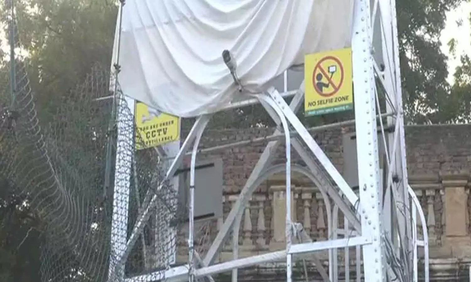 മോദിയെത്തുന്നതിന് തൊട്ടുമുമ്പ് മോർബിയിൽ പാലം പുനർനിർമിച്ച കമ്പനിയുടെ പേര് പ്ലാസ്റ്റിക് ഷീറ്റുകൊണ്ട് മറച്ചു