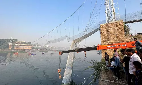 സ്മാർട്ടായി അഭിനയിക്കുന്നു; മോർബി പാലം തകർച്ചാ കേസിൽ ഹാജരാകാതിരുന്ന മുൻസിപ്പാലിറ്റിക്കെതിരെ ഗുജറാത്ത് ഹൈക്കോടതി