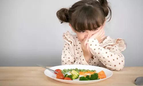 മൊബൈലിൽ പാട്ടുവെക്കേണ്ട, കണ്ണുരുട്ടേണ്ട...... കുഞ്ഞുങ്ങളെ ഭക്ഷണം കഴിപ്പിക്കാൻ എളുപ്പവഴികളുണ്ട്