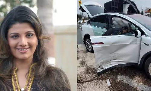 നടി രംഭയും മക്കളും സഞ്ചരിച്ച കാര് അപകടത്തില്പെട്ടു; ഇളയ മകള് ആശുപത്രിയില് നടി രംഭയും മക്കളും സഞ്ചരിച്ച കാര് അപകടത്തില്പെട്ടു; ഇളയ മകള് ആശുപത്രിയില്