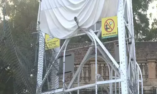 മോദിയെത്തുന്നതിന് തൊട്ടുമുമ്പ് മോർബിയിൽ പാലം പുനർനിർമിച്ച കമ്പനിയുടെ പേര് പ്ലാസ്റ്റിക് ഷീറ്റുകൊണ്ട് മറച്ചു