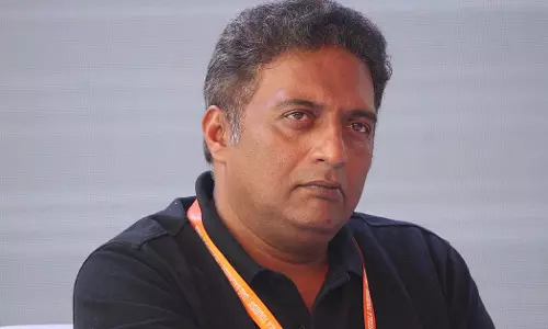 എല്ലാവരും രാജ്യത്തെ സ്നേഹിക്കുന്നു, ദേശസ്നേഹം എങ്ങനെ പ്രകടിപ്പിക്കണമെന്ന് തീരുമാനിക്കാന് നിങ്ങളാരാണ്? പ്രകാശ് രാജ് എല്ലാവരും രാജ്യത്തെ സ്നേഹിക്കുന്നു, ദേശസ്നേഹം എങ്ങനെ പ്രകടിപ്പിക്കണമെന്ന് തീരുമാനിക്കാന് നിങ്ങളാരാണ്? പ്രകാശ് രാജ്