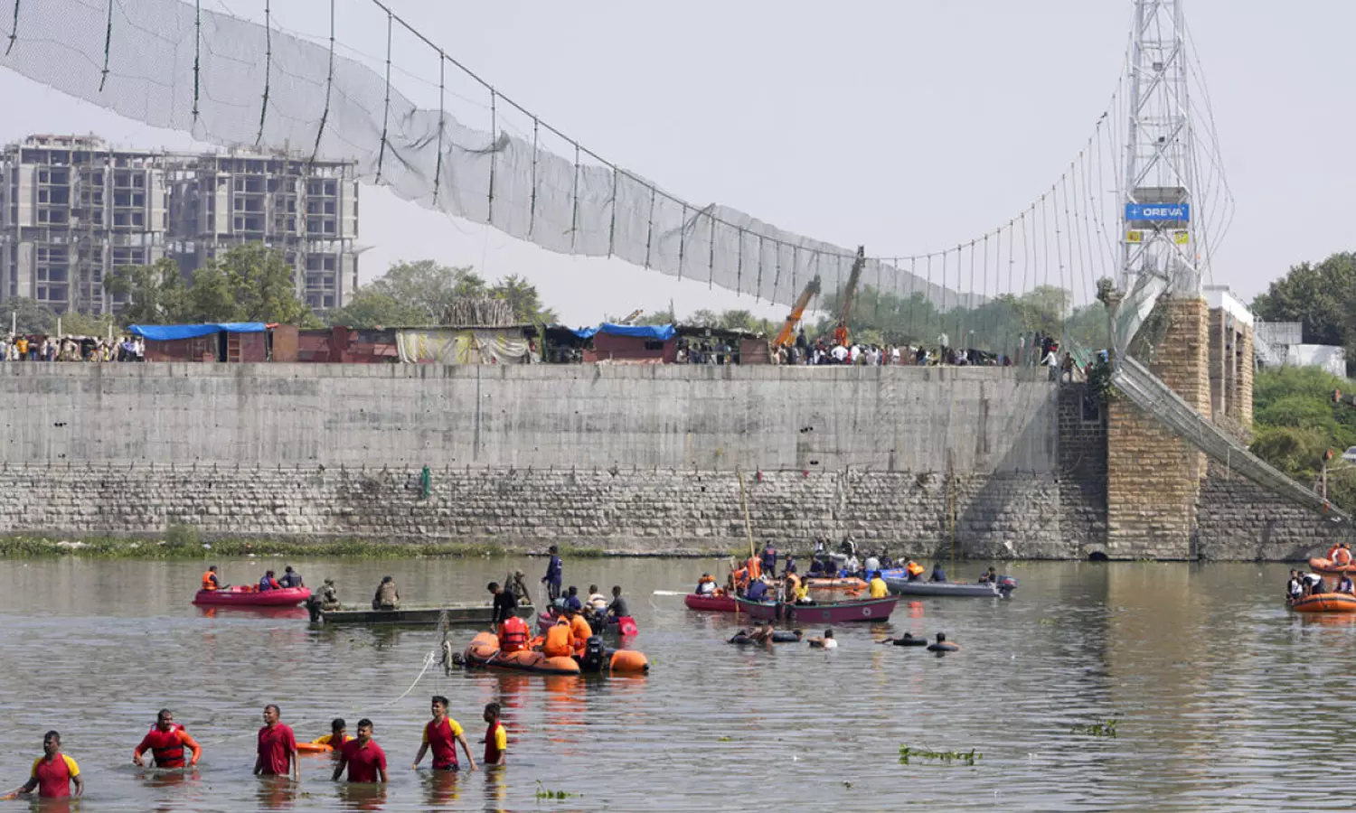 തൂക്കുപാലം തകർന്ന സംഭവം; ബി.ജെ.പിക്കെതിരെ ആക്രമണം ശക്തമാക്കി പ്രതിപക്ഷം തൂക്കുപാലം തകർന്ന സംഭവം; ബി.ജെ.പിക്കെതിരെ ആക്രമണം ശക്തമാക്കി പ്രതിപക്ഷം