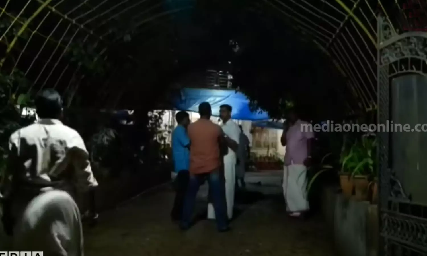 കണ്ണൂരിൽ പോക്സോ കേസ് പ്രതിയായ അധ്യാപകന്റെ വീടിന് നേരെ ആക്രമണം; ഭാര്യക്ക് പരിക്ക്