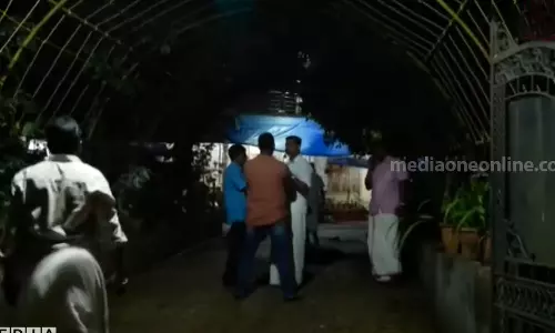 കണ്ണൂരിൽ പോക്സോ കേസ് പ്രതിയായ അധ്യാപകന്റെ വീടിന് നേരെ ആക്രമണം; ഭാര്യക്ക് പരിക്ക്