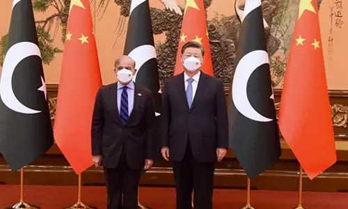 കടം ചോദിച്ച് പാക് പ്രധാനമന്ത്രി ചൈനയിൽ; സഹായിക്കുന്നത് തുടരുമെന്ന് ഷി ജിൻപിങ് കടം ചോദിച്ച് പാക് പ്രധാനമന്ത്രി ചൈനയിൽ; സഹായിക്കുന്നത് തുടരുമെന്ന് ഷി ജിൻപിങ്