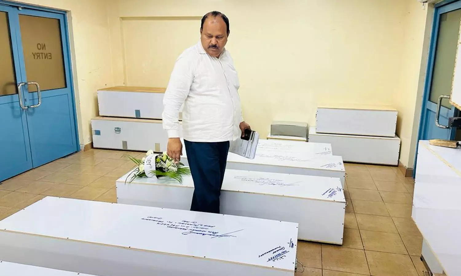 ഫോണിൽ ആദ്യത്തെ നമ്പർ നിങ്ങളുടേതാണ്, എന്തെങ്കിലും സംഭവിച്ചാൽ നാട്ടിലെത്തിച്ചേക്കണേ..; അന്ന് ചിരിച്ചു, ഒടുവിൽ... ഫോണിൽ ആദ്യത്തെ നമ്പർ നിങ്ങളുടേതാണ്, എന്തെങ്കിലും സംഭവിച്ചാൽ നാട്ടിലെത്തിച്ചേക്കണേ..; അന്ന് ചിരിച്ചു, ഒടുവിൽ...