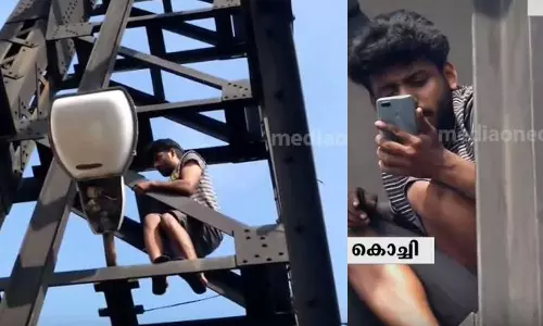 പൊലീസ് കസ്റ്റഡിയിലുള്ള സഹോദരന്മാരെ വിട്ടയക്കണം; തോപ്പുംപടി പാലത്തിൽ കയറി ഭീഷണിമുഴക്കിയ യുവാവിനെ താഴെയിറക്കി പൊലീസ് കസ്റ്റഡിയിലുള്ള സഹോദരന്മാരെ വിട്ടയക്കണം; തോപ്പുംപടി പാലത്തിൽ കയറി ഭീഷണിമുഴക്കിയ യുവാവിനെ താഴെയിറക്കി