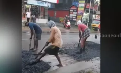 വെള്ളക്കെട്ടിൽ റോഡ് നിർമാണം; പിഡബ്ല്യുഡി ഉദ്യോഗസ്ഥരെ സ്ഥലം മാറ്റി