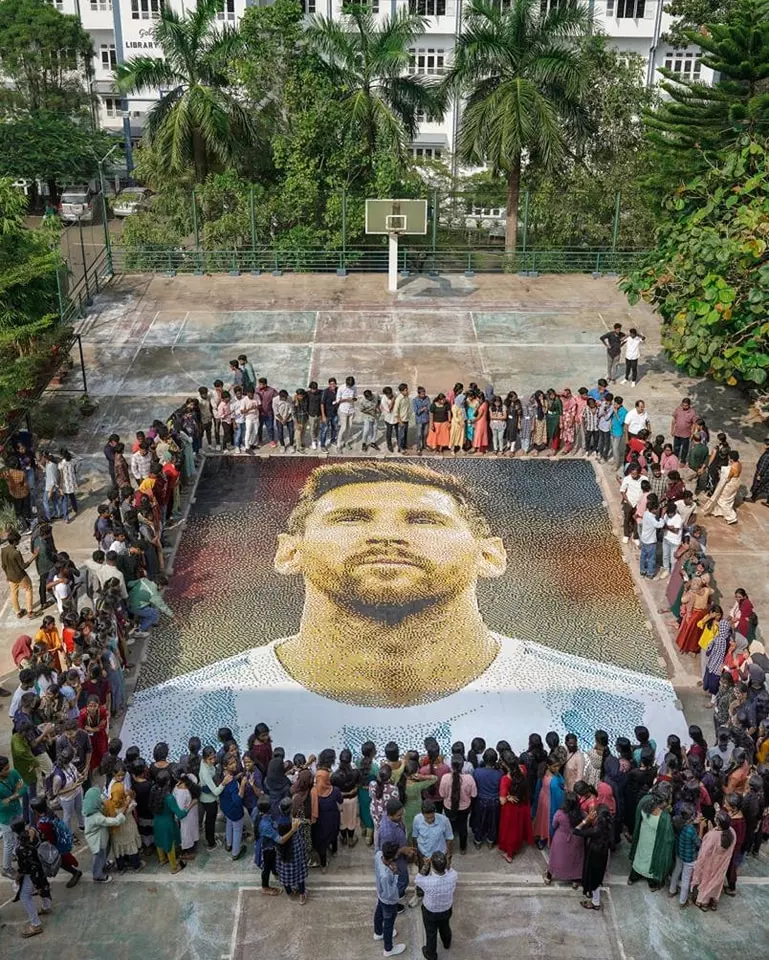 ബാസ്‌ക്കറ്റ് ബോൾ കോർട്ടിൽ മെസ്സിയുടെ കൂറ്റന്‍ ചിത്രം; ലോകകപ്പ് ആവേശത്തില്‍  മൂവാറ്റുപുഴ നിര്‍മല കോളജും