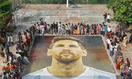 ബാസ്‌ക്കറ്റ് ബോൾ കോർട്ടിൽ മെസ്സിയുടെ കൂറ്റന്‍ ചിത്രം; ലോകകപ്പ് ആവേശത്തില്‍  മൂവാറ്റുപുഴ നിര്‍മല കോളജും