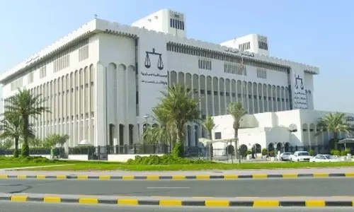 പ്രതികളെ കോടതി മുറികളിൽ ഹാജരാക്കുമ്പോൾ കൈവിലങ്ങ് വേണ്ട: കുവൈത്ത് കോടതി