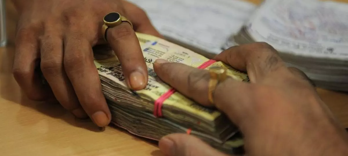 വിഎഫ്‍പിസി കൗണ്‍സിലിലെ ഭരണ സമിതി അംഗങ്ങളുടെ പേരില്‍ കൃത്രിമ പര്‍ച്ചേസ് ബില്ലുകള്‍ ഉണ്ടാക്കി ഉദ്യോഗസ്ഥരുടെ വൻ അഴിമതി