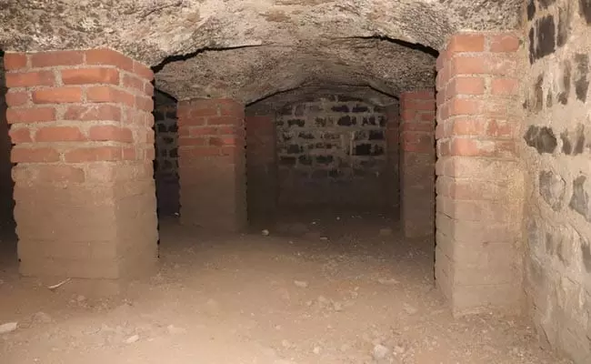 കൽഭിത്തി തുറന്നതും ഞെട്ടി; മുംബൈ ആശുപത്രിക്ക് താഴെ 132 വര്‍ഷം പഴക്കമുള്ള തുരങ്കം!