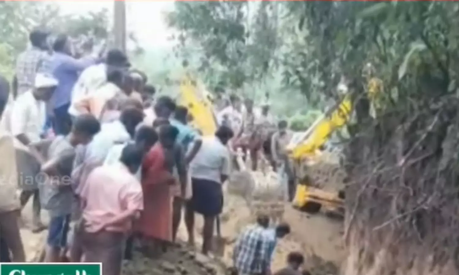 വാട്ടർ അതോറിറ്റിയുടെ പൈപ്പിടുന്നതിനിടെ അപകടം; അട്ടപ്പാടിയിൽ മണ്ണിനടിയിൽപെട്ടയാൾ മരിച്ചു വാട്ടർ അതോറിറ്റിയുടെ പൈപ്പിടുന്നതിനിടെ അപകടം; അട്ടപ്പാടിയിൽ മണ്ണിനടിയിൽപെട്ടയാൾ മരിച്ചു