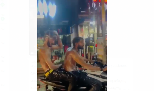 മഴയത്തു ബൈക്കിൽ സഞ്ചരിച്ചു കൊണ്ട് യുവാക്കളുടെ തേച്ചുകുളി; ദൃശ്യം വൈറല്‍, ഒടുവില്‍ പൊലീസ് പിടിയില്‍