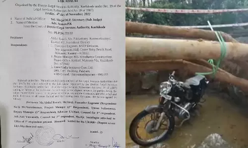 റോഡിലെ കുഴിയിൽ വീണ് അപകടം; ബൈക്ക് യാത്രക്കാരന് ഏഴര ലക്ഷം നഷ്ടപരിഹാരം