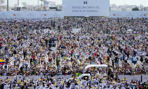 മാർപാപ്പയുടെ കുർബാന ; സ്വപ്നസാഫല്യവുമായി ആയിരക്കണക്കിന് വിശ്വാസികൾ