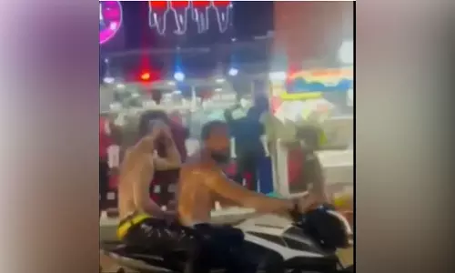 മഴയത്ത് ബൈക്കിൽ സഞ്ചരിച്ച് സോപ്പുതേച്ച് കുളി; യുവാക്കൾ പിടിയിൽ