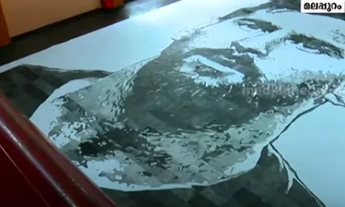 ഓഡിറ്റോറിയത്തോളം വലിപ്പമുള്ള മെസ്സിയുടെ ചിത്രം വരച്ച് മലപ്പുറം സ്വദേശി