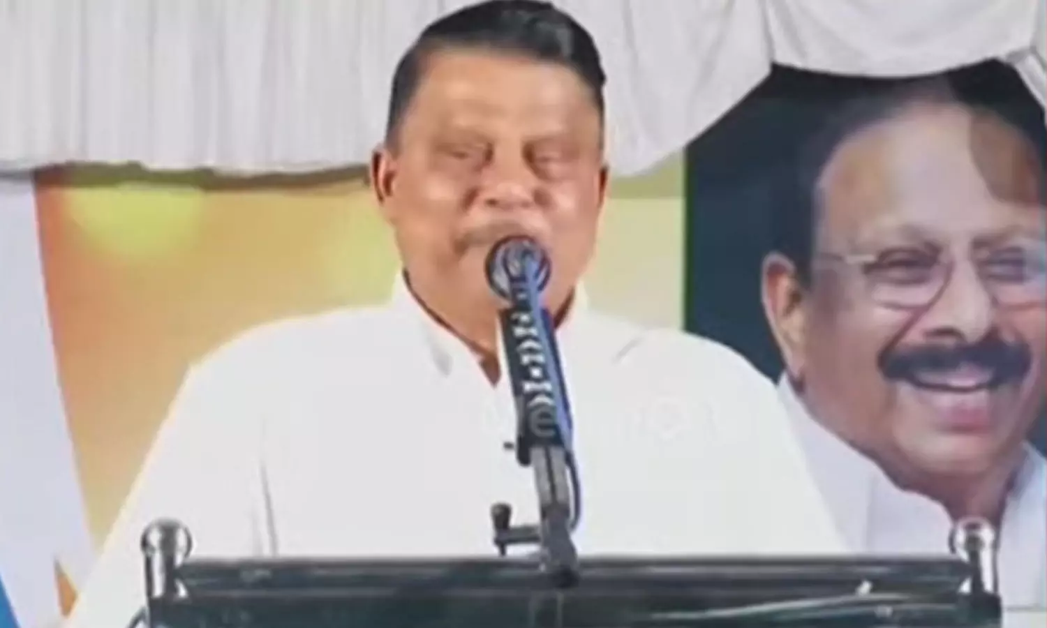 അബ്ദുൽ വഹാബ് എംപിയുടെ മകന്റെ വസ്ത്രമുരിഞ്ഞ് കസ്റ്റംസ് പരിശോധന അബ്ദുൽ വഹാബ് എംപിയുടെ മകന്റെ വസ്ത്രമുരിഞ്ഞ് കസ്റ്റംസ് പരിശോധന