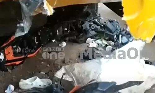 നിർത്തിയിട്ട ബസിന് പിറകിൽ ബൈക്കിടിച്ച് മൂന്ന് യുവാക്കൾ മരിച്ചു