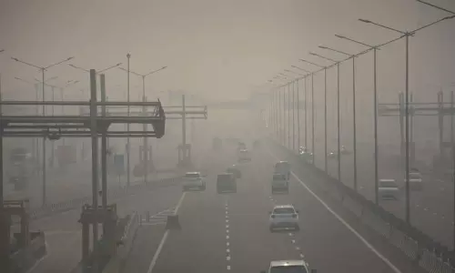 ഡൽഹിയിലെ വായു മലിനീകരണം; നിയന്ത്രണങ്ങൾ കടുപ്പിച്ച് പൊലീസ്