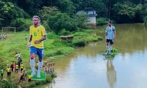 കട്ടൗട്ട് നീക്കില്ലെന്ന് നാട്ടുകാർ; നോട്ടീസ് നൽകിയിട്ടില്ലെന്ന് പഞ്ചായത്ത് കട്ടൗട്ട് നീക്കില്ലെന്ന് നാട്ടുകാർ; നോട്ടീസ് നൽകിയിട്ടില്ലെന്ന് പഞ്ചായത്ത്