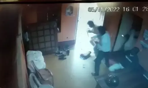 ബംഗാളില്‍ ബി.ജെ.പി നേതാവിനെ പാര്‍ട്ടി ഓഫീസിനുള്ളില്‍ പൊതിരെ തല്ലി സഹപ്രവര്‍ത്തകന്‍