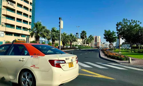 മദ്യപിച്ച് ടാക്‌സി ഡ്രൈവറെ   മർദ്ദിച്ച യുവതിക്ക് 3000 ദിർഹം പിഴ