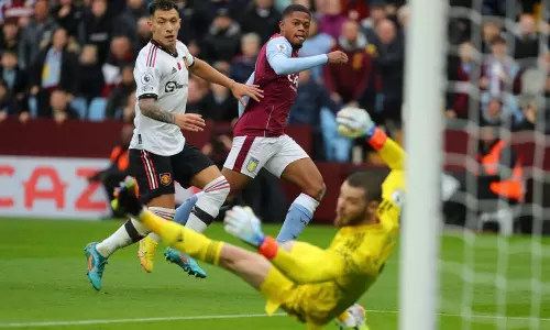 അടിച്ചുവീഴ്ത്തി ആസ്റ്റൺ വില്ല; തകർന്നടിഞ്ഞ് മാഞ്ചസ്റ്റർ