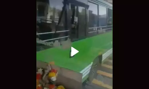 ബസ് ജീവനക്കാർ തമ്മിൽ സംഘർഷം; യാത്രക്കാരുള്ള ബസിലേക്ക് മറ്റൊരു ബസ് ഇടിച്ചുകയറ്റി