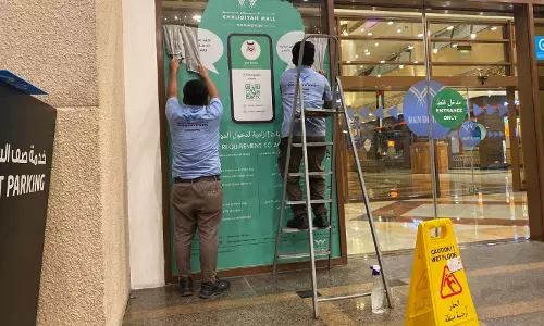 മാളുകളിൽനിന്ന് അൽ ഹുസ്ൻ ഗ്രീൻ പാസ്   സ്റ്റിക്കറുകൾ നീക്കം ചെയ്തു തുടങ്ങി