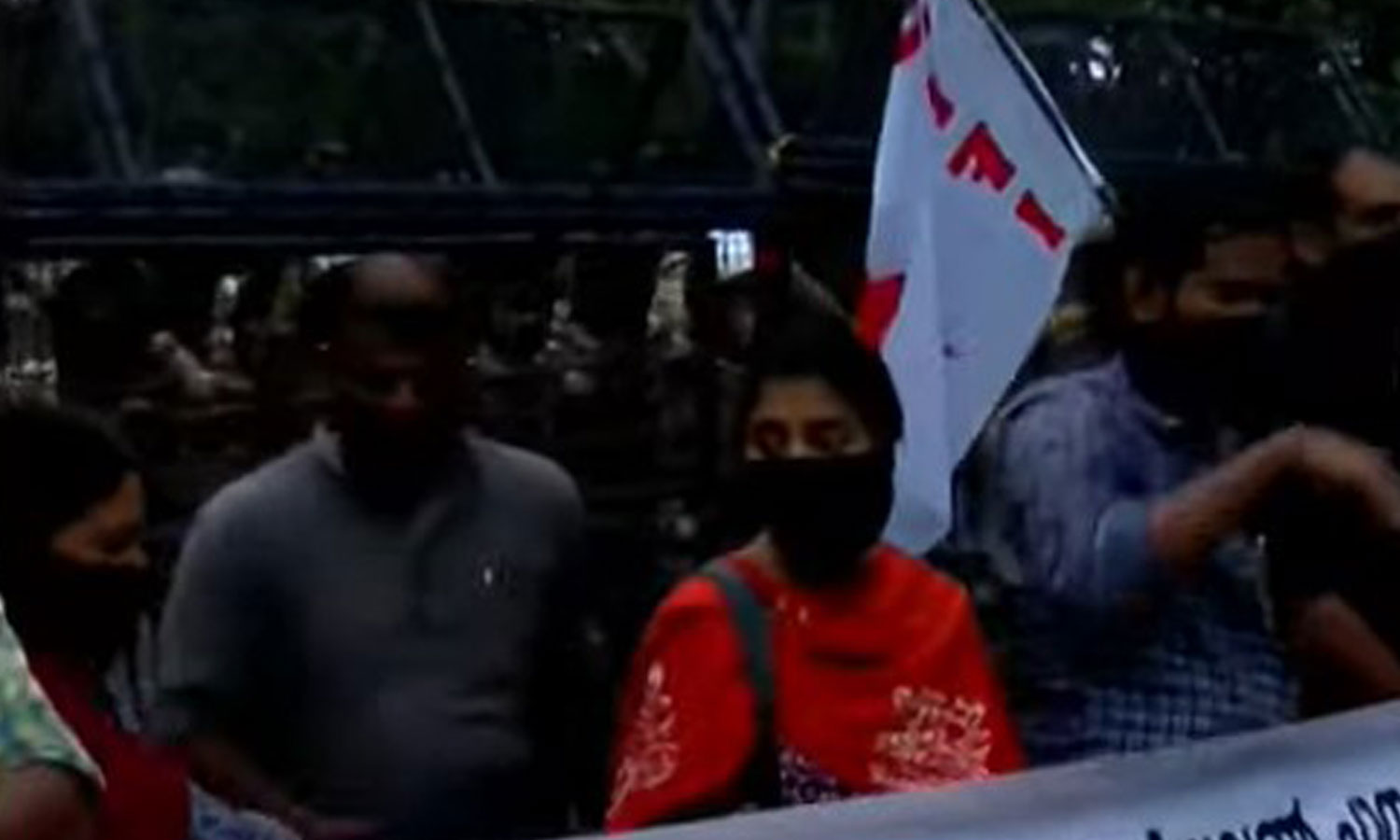 ഗവർണറുടെ മാധ്യമ വിലക്ക്; വായ് മൂടിക്കെട്ടി ഡിവൈഎഫ്‌ഐയുടെ പ്രതിഷേധം