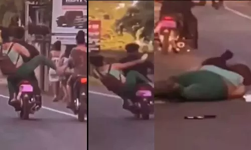 കർമ ഈസ് ബൂമറാങ്; ബൈക്ക് യാത്രക്കാരനെ ചവിട്ടിവീഴ്ത്താൻ ശ്രമിച്ച യുവതി നടുറോഡിൽ വീണു