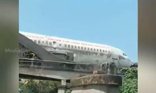 30 വർഷം മാനത്ത്; ഒടുവിൽ റോഡിലിറങ്ങിയപ്പോൾ പാലത്തിൽ കുടുങ്ങി വിമാനം; തടിച്ചുകൂടി ജനം