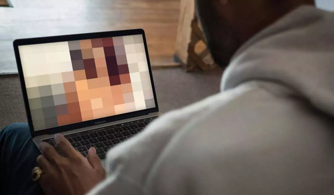 തൃശൂരില് സ്കൂൾ കുട്ടികളെ യുവാവ് അശ്ലീല വീഡിയോ കാണിച്ചെന്ന് പരാതി തൃശൂരില് സ്കൂൾ കുട്ടികളെ യുവാവ് അശ്ലീല വീഡിയോ കാണിച്ചെന്ന് പരാതി