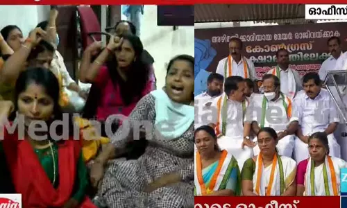 കത്ത് വിവാദം: മേയര്‍ രാജിവെക്കണമെന്നാവശ്യപ്പെട്ട് പ്രതിഷേധം ശക്തം;  കോര്‍പറേഷന്‍ ഓഫീസ് ഉപരോധിച്ച് ബി.ജെ.പി
