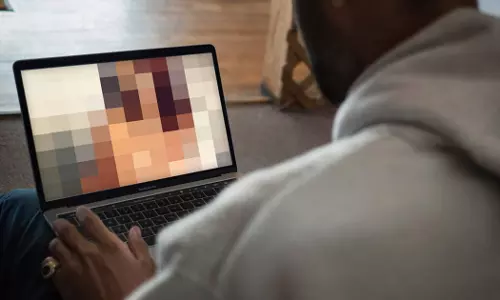 തൃശൂരില്‍ സ്‌കൂൾ കുട്ടികളെ യുവാവ് അശ്ലീല വീഡിയോ കാണിച്ചെന്ന് പരാതി