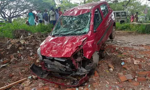ആലപ്പുഴയില്‍ വിദ്യാർത്ഥികൾക്കിടയിലേക്ക് കാർ ഇടിച്ചു കയറി 5 പേര്‍ക്ക് പരിക്ക്