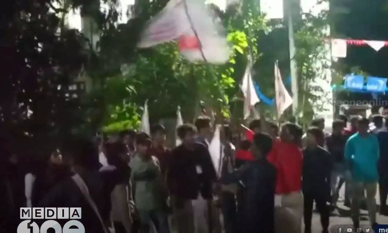 കയ്യും വെട്ടും കാലും വെട്ടും...വെട്ടിയ തലകൾ കുട്ടയിലാക്കും; കൊലവിളി മുദ്രാവാക്യവുമായി എസ്.എഫ്.ഐ കയ്യും വെട്ടും കാലും വെട്ടും...വെട്ടിയ തലകൾ കുട്ടയിലാക്കും; കൊലവിളി മുദ്രാവാക്യവുമായി എസ്.എഫ്.ഐ